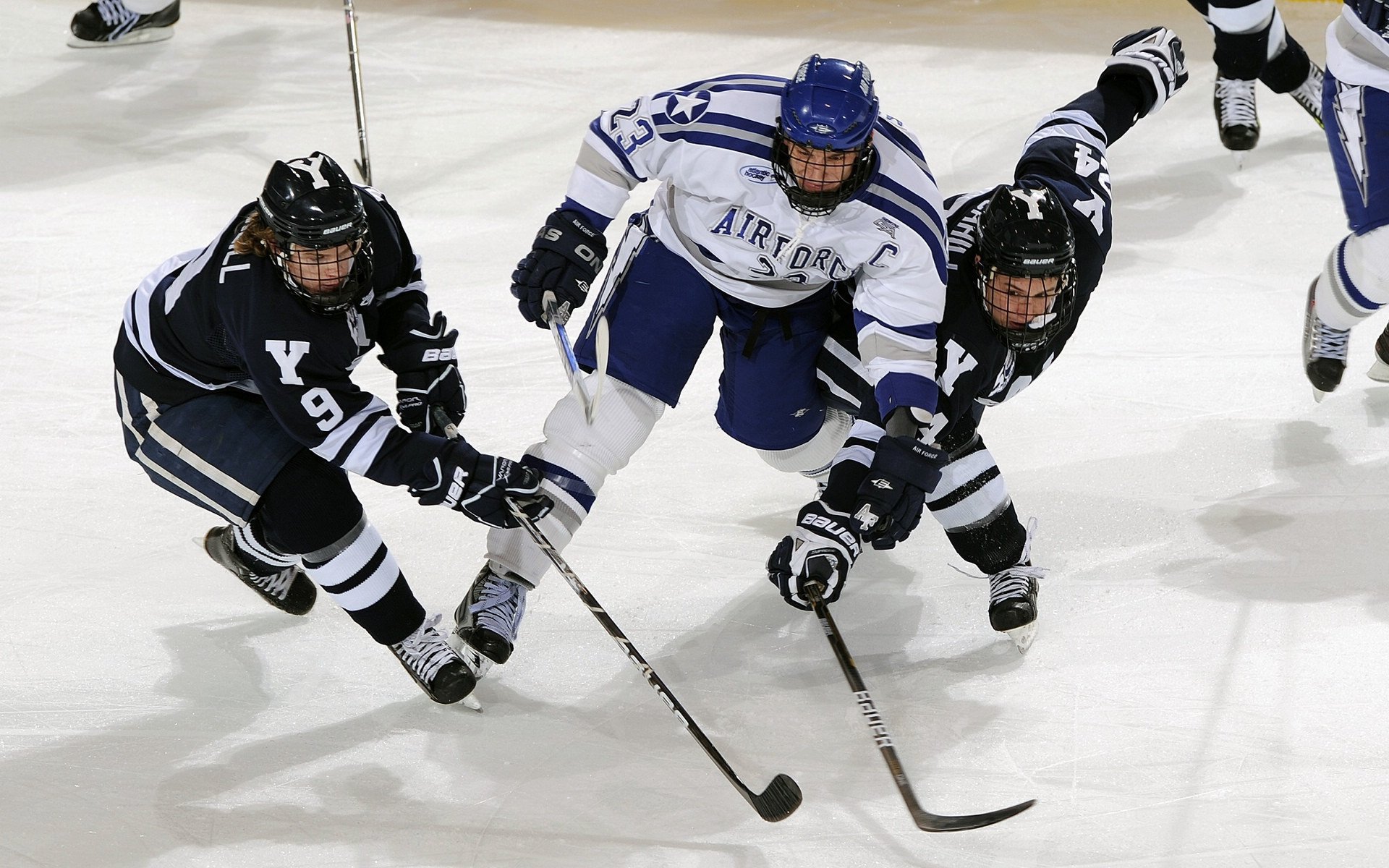 德甲防守战术调整对中场控制力的影响分析,德甲对抗