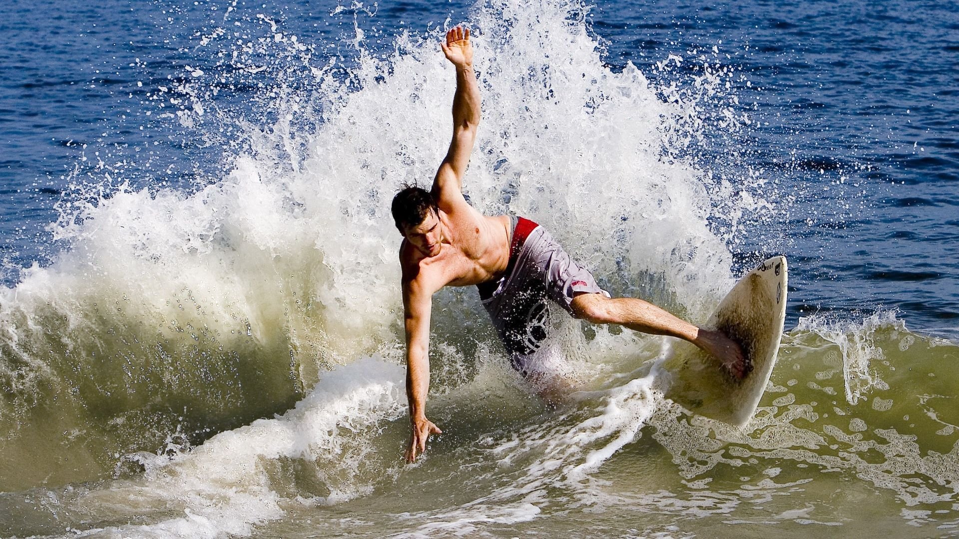 德甲防守战术调整对中场控制力的影响分析,德甲对抗