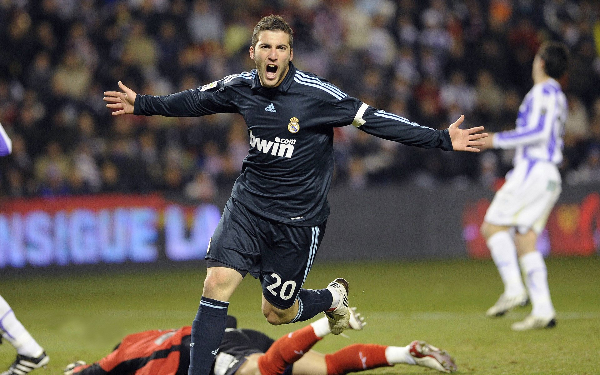 爱游戏app-法甲天王之战：巴黎PK马赛，冠军归属悬念重重，巴黎对阵马赛现场球迷竖起巨幅龙珠tifo