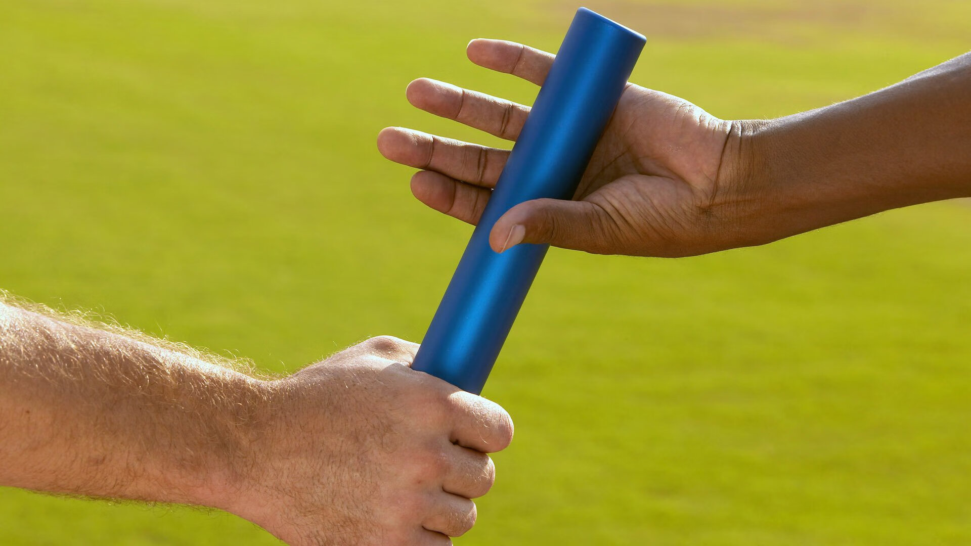 “三叉湖游泳馆：水上救生选手挑战极速反应与高难度救援”